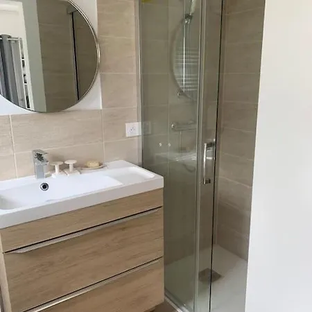 Jolie Maisonnette Avec Terrasse *